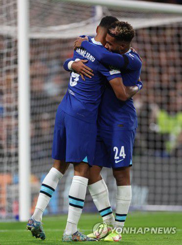 포옹하는 피에르-에므리크 오바메양(왼쪽)과 리스 제임스[EPA=연합뉴스]