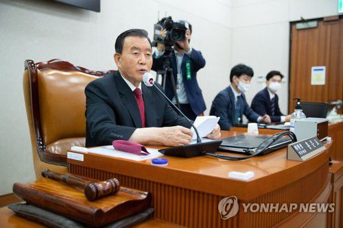 발언하는 홍문표(서울=연합뉴스) 이정훈 기자 = 29일 국회에서 열린 농림축산식품해양수산위원회 안건조정위원회에서 홍문표 위원장 직무대리가 발언하고 있다. 2022.9.29 [국회사진기자단] uwg806@yna.co.kr