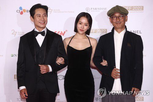 부산국제영화제 찾은 신하균·한지민·이준익(부산=연합뉴스) 진연수 기자 = 배우 신하균(왼쪽부터)과 한지민, 이준익 감독이 5일 오후 부산 해운대구 영화의 전당에서 열린 제27회 부산국제영화제(BIFF) 개막식 레드카펫 행사에서 포즈를 취하고 있다. 2022.10.5 jin90@yna.co.kr