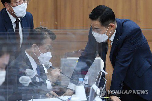 국방위 여야 간사 대화(서울=연합뉴스) 6일 서울 용산구 합참 청사에서 열린 국방위원회의 합동참모본부 등에 대한 국정감사에서 국민의힘 신원식 간사(오른쪽)와 더불어민주당 김병주 간사가 대화하고 있다. 2022.10.6 [국회사진기자단] srbaek@yna.co.kr