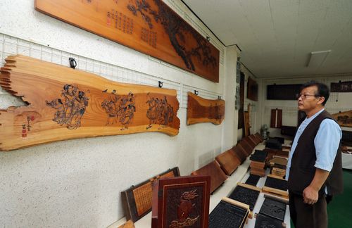 자신이 만든 작품 둘러보는 박영덕 각자장[촬영 천경환 기자]