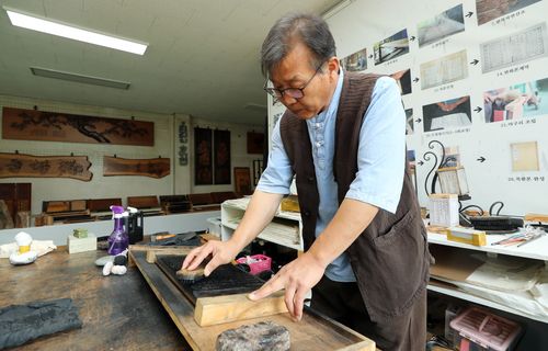 목판에 먹칠하는 박영덕 각자장[촬영 천경환 기자]