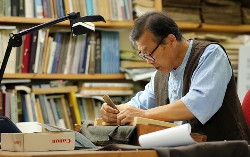 작업에 열중하는 박영덕 각자장[촬영 천경환 기자]