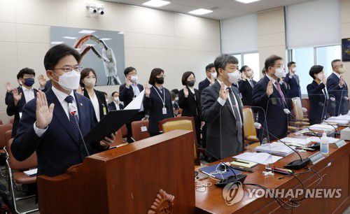 유국희 원자력안전위원회 위원장 등 증인선서(서울=연합뉴스) 하사헌 기자 = 유국희 원자력안전위원회 위원장(왼쪽부터), 황용수 원자력통제기술원장, 김석철 원자력안전기술원장, 김제남 원자력안전재단 이사장, 황주호 한국수력원자력 사장이 7일 서울 여의도 국회에서 열린 과학기술정보방송통신위원회의 원자력안전위원회 등 국정감사에서 선서하고 있다. 2022.10.7 [국회사진기자단] toadboy@yna.co.kr