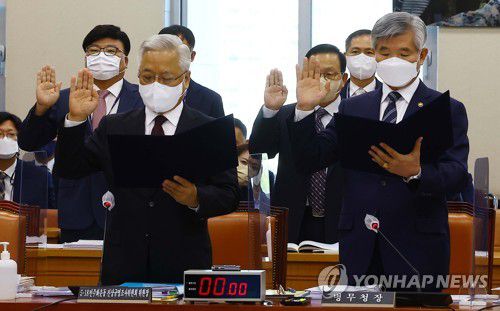 선서하는 송선태 5.18 민주화운동 진상규명조사위원장과 이기식 병무청장(서울=연합뉴스) 하사헌 기자 = 7일 국회에서 열린 국방위원회의 5.18민주화운동 진상규명조사위원회와 병무청에 대한 국정감사에서 송선태 5.18 민주화운동 진상규명조사위원장(왼쪽)과 이기식 병무청장이 증인선서를 하고 있다. 2022.10.7 [국회사진기자단] toadboy@yna.co.kr