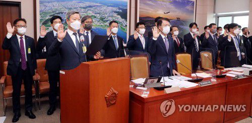 김일환 한국도로공사 사장 직무대행 등 증인선서(서울=연합뉴스) 하사헌 기자 = 김일환 한국도로공사 사장 직무대행(발언대)과 증인들이 7일 서울 여의도 국회에서 열린 국토교통위원회의 한국도로공사, 한국교통안전공단, 한국도로공사서비스(주) 국정감사에서 선서하고 있다. 2022.10.7 [국회사진기자단] toadboy@yna.co.kr