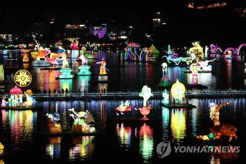 진주 남강에 설치된 유등 [진주시 제공. 재판매 및 DB 금지]