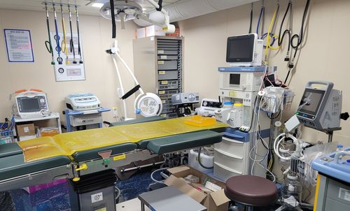 한산도함 내 수술실(자카르타=연합뉴스) 박의래 특파원 = 10일(현지시간) 북부 자카르타 탄중 프리옥항에 입항한 한산도함에 마련된 수술실 모습. 한산도함은 우리 해군의 첫 훈련함으로 전시에는 병원선으로 활용된다. 2022.10.11. laecorp@yna.co.kr