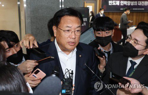 답변하는 정진석 비대위원장(서울=연합뉴스) 백승렬 기자 = 국민의힘 정진석 비상대책위원장이 11일 국회 의원회관에서 열린 '반도체 인력양성의 대전환! 강원도가 시작합니다' 토론회에서 축사를 마친 뒤 취재진의 질문에 답변하고 있다. 2022.10.11 srbaek@yna.co.kr