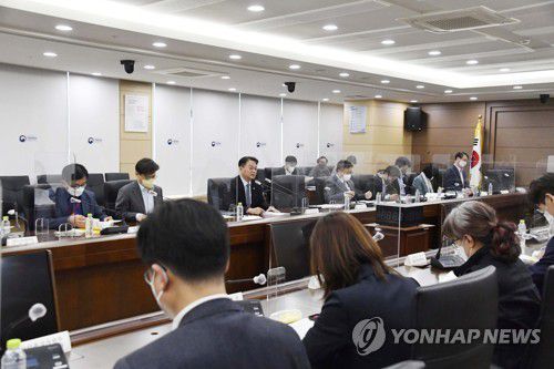 인구위기대응 TF 2차 회의(서울=연합뉴스) 11일 정부세종청사에서 방기선 기획재정부 차관 주재로 '인구위기대응 TF 2차 회의'가 열리고 있다. 2022.10.11 [기회재정부 제공. 재판매 및 DB 금지] photo@yna.co.kr