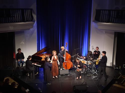 베를린 공연장 무대에 오른 한독재즈워크숍 밴드한국과 독일의 재즈아티스트들이 드러머 김민찬을 주축으로 4일간 재즈 워크숍을 통해 공동작업한 서양악기와 국악기를 접목한 곡을 선보이고 있다.[주독한국문화원 제공=연합뉴스]