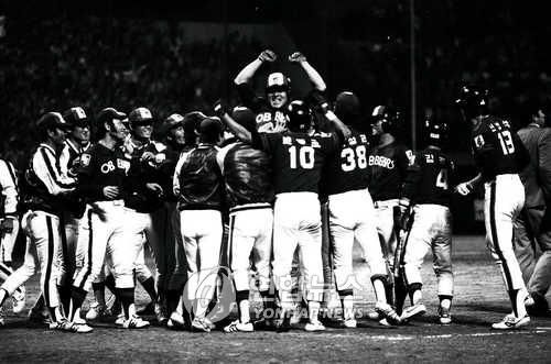 1982년 한국시리즈 6차전에서 만루홈런을 터뜨린 김유동[연합뉴스 자료사진]