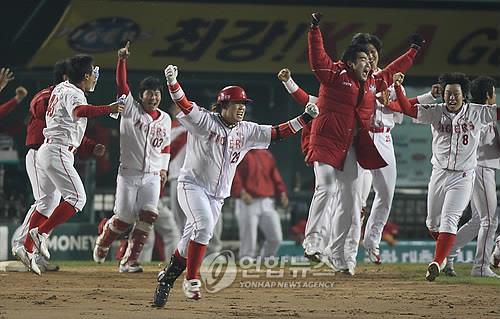 2009년 한국시리즈 7차전에서 끝내기 홈런을 터뜨린 나지완[연합뉴스 자료사진]