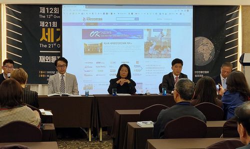 세계한인언론인협회, 국제심포지엄 개최세계한인언론인협회는 12일 서울 중구 코리아나호텔에서 '코로나 팬데믹 시대 정보왜곡과 재외동포 언론의 역할'을 주제로 국제심포지엄을 개최했다. [세계한인언론인협회 제공]