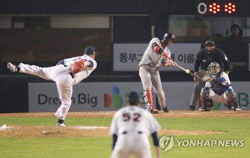 2018년 한국시리즈 6차전 연장 13회 터진 한동민의 우승 결정 홈런. [연합뉴스 자료사진]