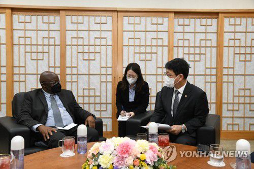 이크롬 사무총장과 환담하는 최응천 문화재청장(서울=연합뉴스) 최응천 문화재청장(오른쪽)이 7일 서울 종로구 국립고궁박물관에서 열린 국제문화재보존복구연구센터(ICCROM)와의 신탁기금 약정식에서 웨버 은도로 ICCROM 사무총장과 환담하고 있다. 2022.10.7 [문화재청 제공. 재판매 및 DB 금지] photo@yna.co.kr