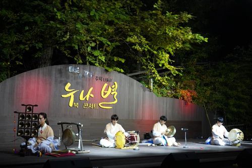 '2021 누나별 북콘서트'에서 공연하는 내드름연희단[오영수문학관 제공. 재판매 및 DB 금지]