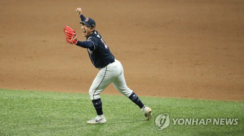 우승 자축하는 두산(서울=연합뉴스) 황광모 기자 = 26일 오후 서울 구로구 고척스카이돔에서 열린 2019 프로야구 한국시리즈 4차전 두산 베어스와 키움 히어로즈의 경기에서 두산의 마지막 투수 배영수와 포수 박세혁이 서로 포옹하며 우승을 자축하고 있다. 2019.10.26 hkmpooh@yna.co.kr