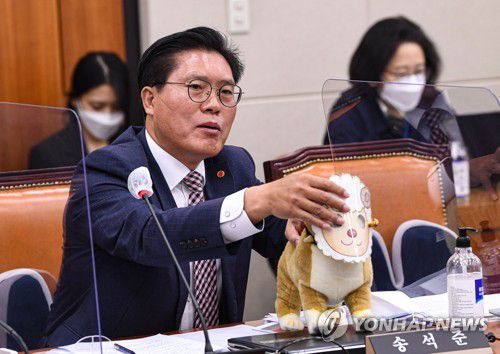 발언하는 송석준 의원(서울=연합뉴스) 백승렬 기자 = 국민의힘 송석준 의원이 13일 서울 여의도 국회 정무위원회에서 열린 국민권익위원회, 국가보훈처 등에 대한 국정감사에서 양의 탈을 쓴 개(대똥이)를 들고 '양두구육' 관련 의사 진행 발언을 하고 있다. 2022.10.13 [국회사진기자단] srbaek@yna.co.kr