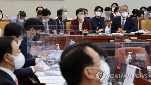 답변하는 권태선 방송문화진흥회 이사장(서울=연합뉴스) 이정훈 기자 = 권태선 방송문화진흥회 이사장이 13일 오전 국회 과학기술정보방송통신위원회에서 열린 방송문화진흥회·한국방송광고진흥공사 등에 대한 국정감사에서 의원질의에 답변하고 있다. 2022.10.13 [국회사진기자단] uwg806@yna.co.kr