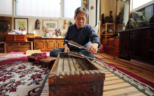 화살 제작 시연하는 양태현 궁시장  (청주=연합뉴스) 천경환 기자 = 양태현 궁시장이 13일 청주시 흥덕구 봉명동 작업장에서 화살을 제작하는 과정을 보여주고 있다. 2022.10.14 ks@yna.co.kr (끝)