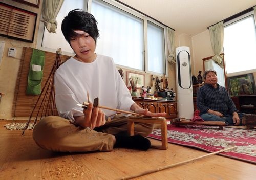 양태현 궁시장의 아들이자 기능이수자인 양창언 씨(청주=연합뉴스) 천경환 기자 = 양태현 궁시장의 아들이자 기능 이수자인 양창언 씨가 13일 청주시 흥덕구 봉명동 작업장에서 화살을 제작하는 과정을 보여주고 있다. 2022.10.14 ks@yna.co.kr (끝)