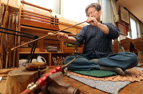 양태현 궁시장 (청주=연합뉴스) 천경환 기자 = 양태현 궁시장이 13일 청주시 흥덕구 봉명동 작업장에서 화살을 살펴보고 있다. 2022.10.14 ks@yna.co.kr