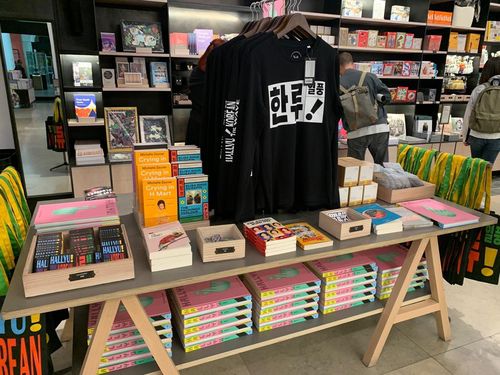 영국 V&A 한류전시회 기념품[촬영 최윤정]