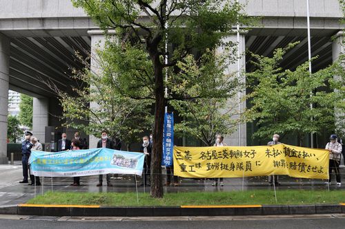 미쓰비시상사 앞에서 펼쳐진 금요행동(도쿄=연합뉴스) 박상현 특파원 = 일본 시민단체 '나고야 미쓰비시 조선여자근로정신대 소송을 지원하는 모임'이 14일 도쿄 지요다구 마루노우치 미쓰비시상사 앞에서 현수막을 펼쳐 들고 '금요행동' 집회를 하고 있다. 2022.10.14