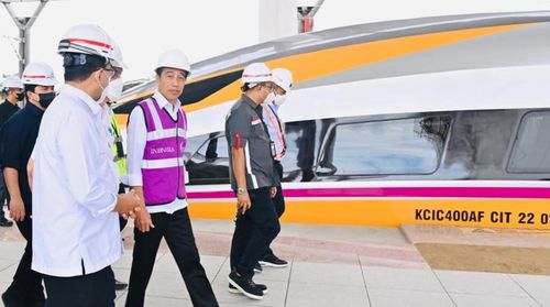 고속열차 둘러보는 조코 위도도 인도네시아 대통령13일(현지시간) 조코 위도도 인도네시아 대통령이 반둥 테갈루아르역을 찾아 중국에서 들여온 고속열차를 둘러보고 있다. 2022.10.14 photo@yna.co.kr [인도네시아 대통령궁 제공. 재판매 및 DB 금지]