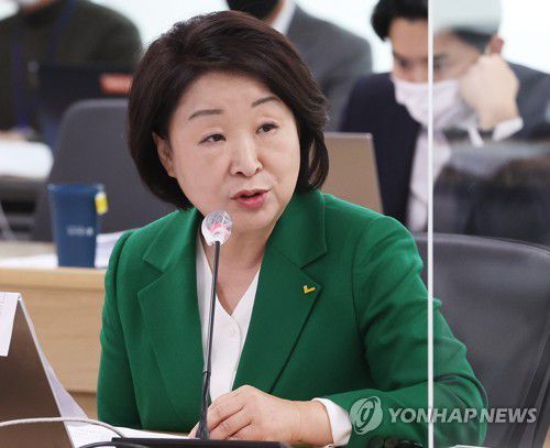 질의하는 심상정 의원(수원=연합뉴스) 홍기원 기자 = 정의당 심상정 의원이 14일 오전 경기도 수원시 영통구 경기도청에서 열린 국회 국토교통위원회의 경기도에 대한 국정감사에서 질의하고 있다. 2022.10.14 xanadu@yna.co.kr