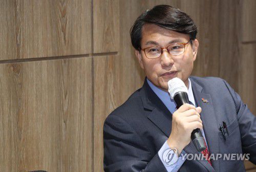 윤상현 의원, 대구서 청년 대상 특강(대구=연합뉴스) 김현태 기자 = 국민의힘 윤상현 의원이 지난달 28일 오후 대구 중구 한방 의료체험타운 세미나실에서 열린 청년 4.0 포럼에서 특강을 하고 있다. 2022.9.28 mtkht@yna.co.kr