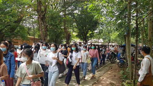 TOPIK을 치르고 귀가하는 수많은 응시생. 2022.10.16.(양곤=연합뉴스) 이정호 통신원