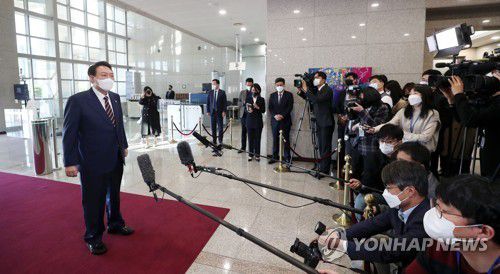 출근길 현안발언하는 윤석열 대통령(서울=연합뉴스) 서명곤 기자 = 윤석열 대통령이 17일 오전 서울 용산 대통령실 청사로 출근, 주말 카카오의 '먹통' 사태 등과 관련해 발언하고 있다.  2022.10.17 [대통령실통신사진기자단] seephoto@yna.co.kr