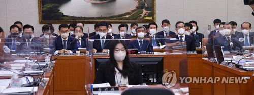 국해 농해수위, 한국마사회·한국농어촌공사 국정감사(서울=연합뉴스) 이정훈 기자 = 17일 오전 국회 농림축산식품해양수산위원회에서 한국마사회, 한국농어촌공사 등에 대한 국정감사가 열리고 있다.      앞줄 왼쪽부터 민연태 농업정책보험금융원 원장, 노수현 농림식품기술기획평가원 원장, 김춘진 한국농수산식품유통공사 사장, 정기환 한국마사회 회장, 이병호 한국농어촌공사 사장, 이종순 농림수산식품교육문화정보원 원장, 김영재 한국식품산업클러스터진흥원 이사장. 2022.10.17 [국회사진기자단] uwg806@yna.co.kr