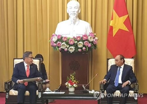 베트남 국가주석과 환담하는 박진 장관(하노이=연합뉴스) 김범수 특파원 = 박진 외교부 장관이 18일(현지시간) 베트남 하노이 주석궁에서 응우옌 쑤언 푹 국가주석과 환담하고 있다. 2022.10.18    bumsoo@yna.co.kr