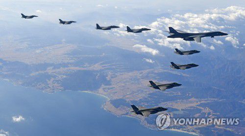 미 B-1B 랜서, 한미 양국 전투기와 편대비행(서울=연합뉴스) 한미 연합공중훈련 '비질런트 에이스(Vigilant Ace)가 계속된 6일 한반도 상공에서 미국의 장거리전략폭격기 B-1B '랜서' 1대와 한미 양국 전투기들이 함께 편대비행하고 있다.      왼쪽부터 한국공군 F-16 2대, F-15K 2대, 미국 B-1B 1대, F-35A 2대, F-35B 2대. 2017.12.6  [공군 제공=연합뉴스] photo@yna.co.kr