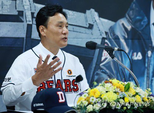 감독 이승엽의 야구 철학(서울=연합뉴스) 홍해인 기자 = 프로야구 두산 베어스 이승엽 신임 감독이 18일 오후 서울 송파구 잠실야구장에서 열린 취임식에서 취재진의 질문에 답하고 있다. 2022.10.18 hihong@yna.co.kr