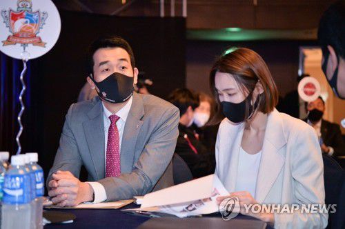 고희진 KGC인삼공사 감독과 이숙자 코치[한국배구연맹 제공. 재판매 및 DB 금지] photo@yna.co.kr