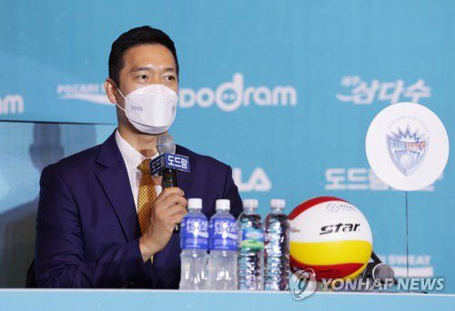 이번 시즌 임하는 각오 밝히는 김상우 감독(서울=연합뉴스) 한종찬 기자 = 18일 오후 서울 강남구 리베라호텔에서 열린 도드림 2022-2023 V-리그 남자부 미디어데이에서 삼성화재 블루팡스 김상우 감독이 발언하고 있다. 2022.10.18 saba@yna.co.kr