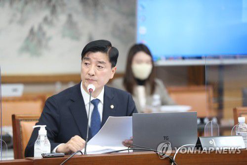 질의하는 이해식 의원(대전=연합뉴스) 강수환 기자 = 20일 오전부터 대전시청 대회의실에서 열린 국회 행정안전위원회의 대전시ㆍ세종시에 대한 국정감사에서 뒤늦게 참여한 더불어민주당 이해식 의원이 질의하고 있다. 2022.10.20 swan@yna.co.kr