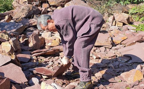 원석 고르는 신명식 장인권정상 촬영