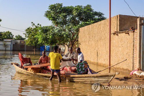 지난 18일 차드 수도 은자메나에서 홍수 속에 사람들이 가재도구를 건지는 모습 [AFP 연합뉴스 자료사진. 재판매 및 DB 금지]