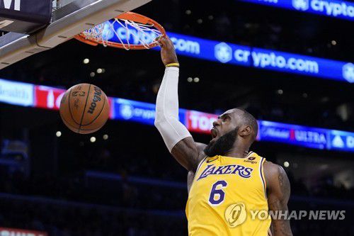 덩크 꽂는 르브론 제임스[AP=연합뉴스]