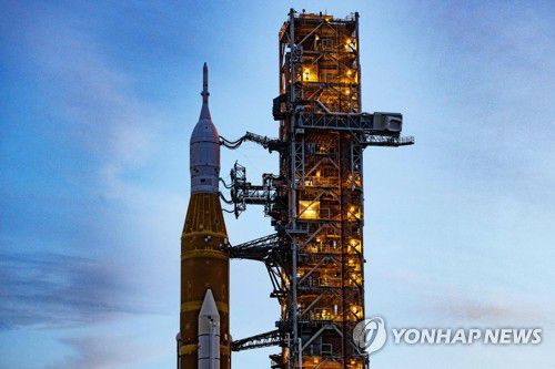 허리케인 접근하자 발사장에서 이동하는 미 달탐사 로켓9월 27일(현지시간) 허리케인 '이언'(Ian)이 접근함에 따라 미국의 달 탐사선 아르테미스 Ⅰ 로켓이 플로리다주 케네디 우주센터의 발사장에서 조립동으로 옮겨지고 있다. [AFP=연합뉴스 자료사진. 재판매 및 DB 금지]