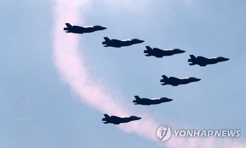 F-35A의 편대 기동시범(서울=연합뉴스) 29일 충남 계룡시 계룡대에서 열린 제74주년 국군의날 미디어데이 행사에서 F-35A 편대가 기동시범을 선보이고 있다. 2022.10.1 [공동취재] photo@yna.co.kr
