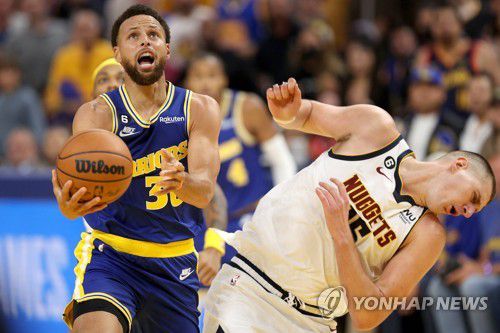 니콜라 요키치 앞에서 슈팅을 시도하는 커리[AFP=연합뉴스]
