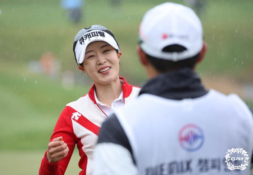 우승 퍼트를 넣고 캐디인 아버지 유광수씨와 기뻐하는 유효주.[KLPGA 제공. 재판매 및 DB 금지]