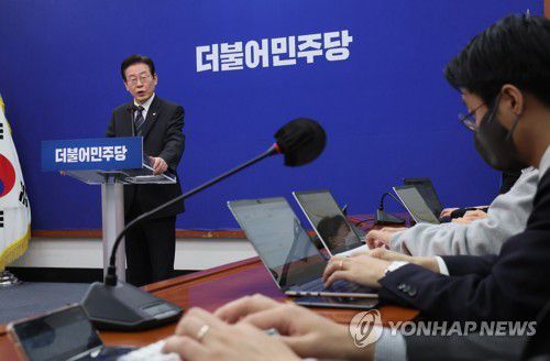 특별 기자회견하는 이재명(서울=연합뉴스) 이정훈 기자 = 더불어민주당 이재명 대표가 21일 오전 국회 당대표 회의실에서 특별 기자회견을 하고 있다. 2022.10.21 uwg806@yna.co.kr