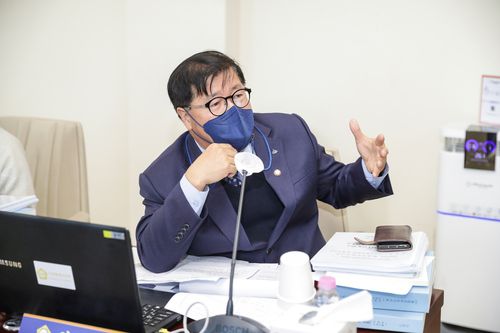 고양시 행정감사에서 보도자료 진위 따지는 임홍열 시의원[임홍열 의원 제공, 재판매 및 DB 금지]